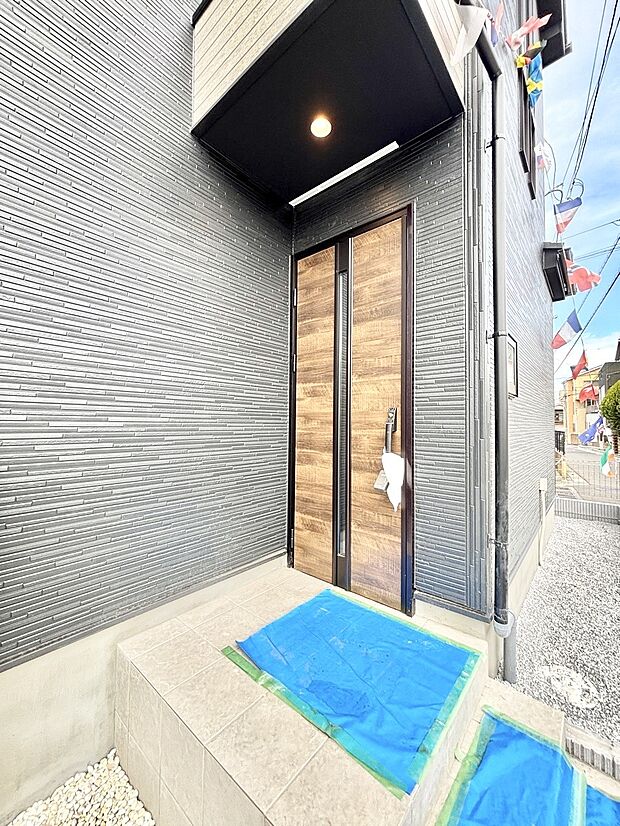 【玄関】大切な家族、来客を出迎える玄関。