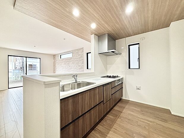 【キッチン】ゆとりあるキッチンではご家族と楽しくお料理ができます。