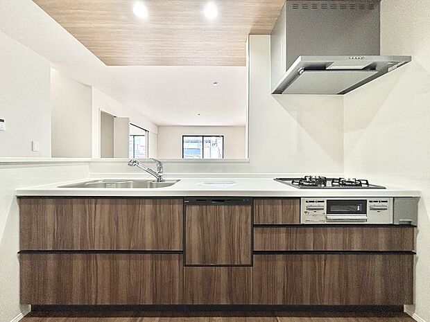 【ダイニングキッチン】料理をしながらでもご家族との会話を楽しめる対面キッチン