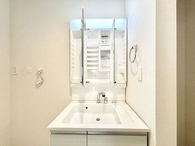 【その他設備(三面鏡裏収納)】三面鏡の裏に、化粧品や衛生用品などを収納可能。洗面台をすっきりと保ちます!