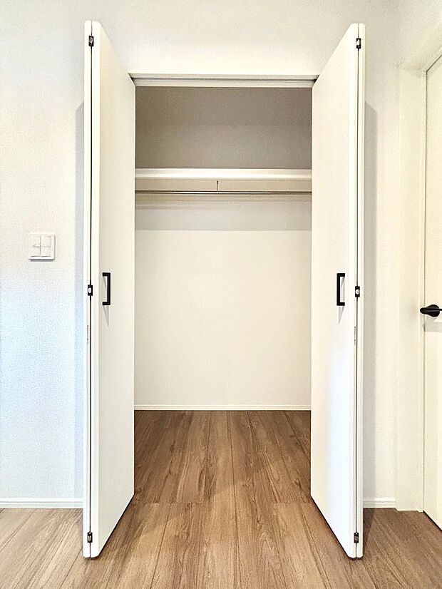 【その他設備(玄関ホール収納)】玄関ホール収納です。掃除道具やお出かけ用グッズの収納に便利です。