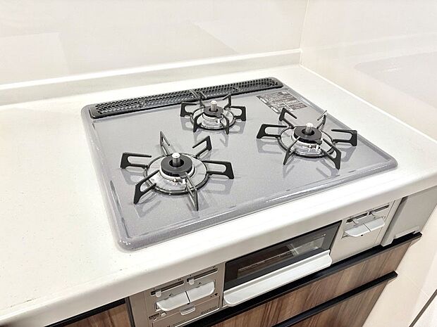 【その他設備(Siセンサーコンロ)】ガスコンロはSiセンサー搭載。火力調節や焦げ付き・消し忘れも防いでくれます。