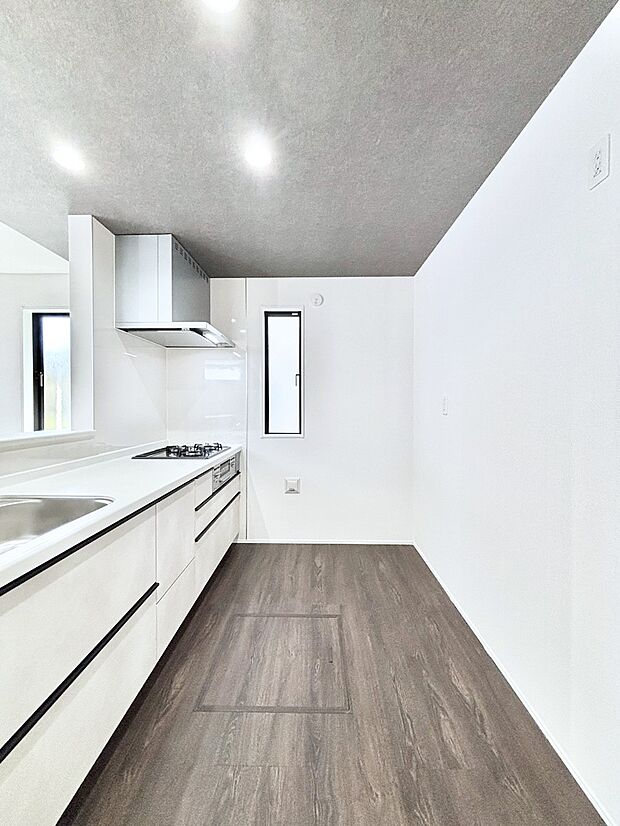 【ダイニングキッチン】ポップアップ天井が素敵なキッチン!窓があるので採光もとれ換気にも役立ちます。