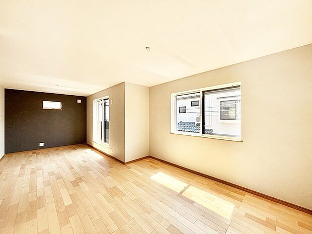 【ダイニング】アクセントクロスがお洒落なダイニング。家族でのんびりくつろげる広々スペース。