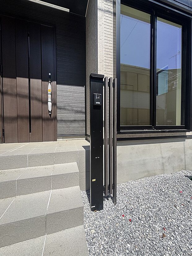 【その他現地】シンプルデザインのポスト。