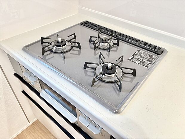 【その他設備(三ツ口コンロ)】三口ガスコンロでお料理が一気にはかどりそう