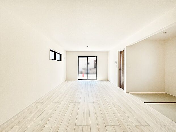 【リビングダイニング】リビングの一角にはタタミコーナー!柔らかい畳の空間はお子様の遊び場としても。