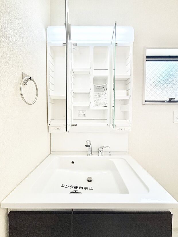 【その他設備(三面鏡裏収納)】三面鏡の裏に、化粧品や衛生用品などを収納可能。洗面台をすっきりと保ちます!