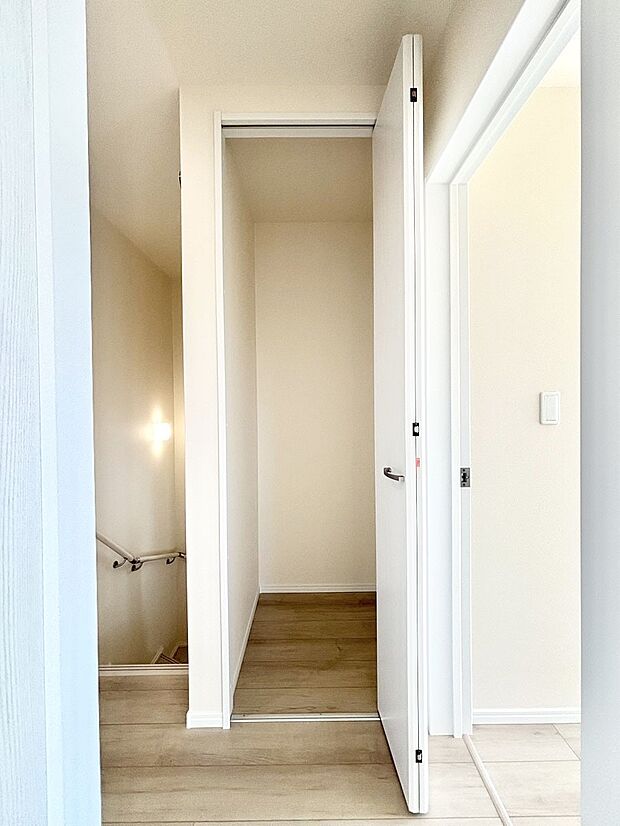 【その他設備(廊下収納)】廊下収納。掃除道具や季節の小物を収納することができます。