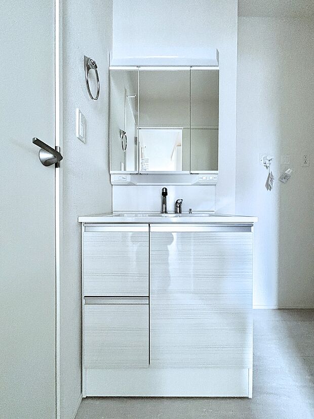 【洗面台・洗面所】大きく見やすい三面鏡で清潔感ある洗面台は、身だしなみチェックや肌のお手入れにおすすめです。