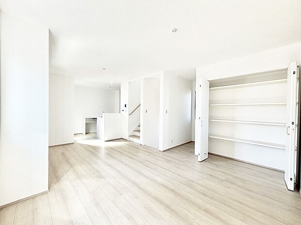 【ダイニング】明るい陽光が注ぎ、寛ぎの雰囲気に満たされるダイニング。