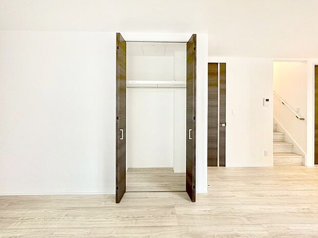 【その他設備(リビング収納)】リビング収納。ここに収納があると物が集まるLDKがスッキリ片付きそうですね。