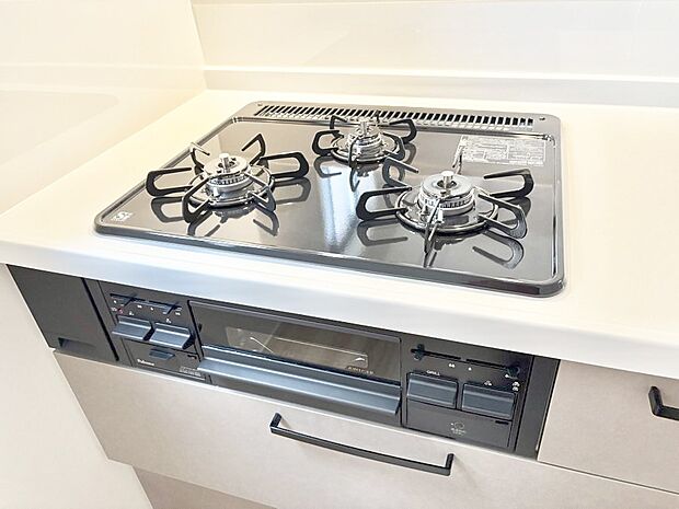 【その他設備(Siセンサーコンロ)】ガスコンロはSiセンサー搭載。火力調節や焦げ付き・消し忘れも防いでくれます。