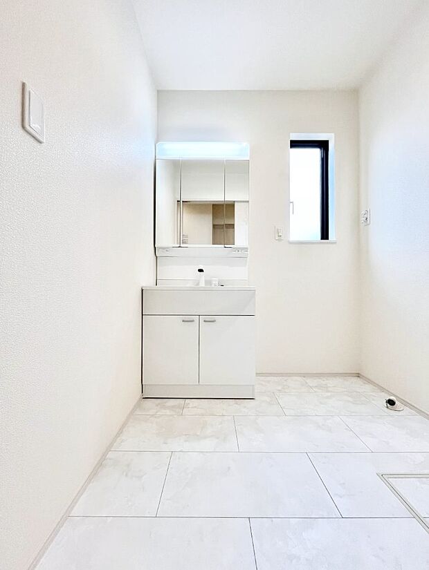 【洗面台・洗面所】小窓がついているので湿気の多い場所でも換気ができ快適です。毎日の身支度を気持ち良く行えますね。