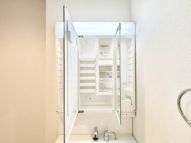 【その他設備(三面鏡裏収納)】三面鏡の裏に、化粧品や衛生用品などを収納可能。洗面台をすっきりと保ちます!