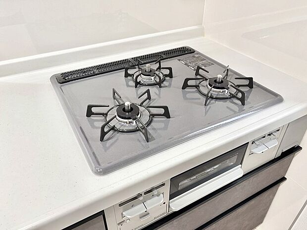 【その他設備(Siセンサーコンロ)】ガスコンロはSiセンサー搭載。火力調節や焦げ付き・消し忘れも防いでくれます。