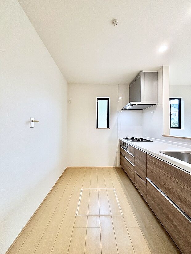 【ダイニングキッチン】料理をしながらでもご家族との会話を楽しめる対面キッチン