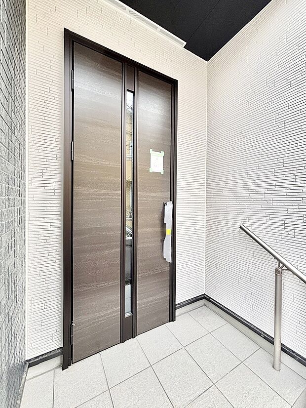 【玄関】玄関前は雨が降っても濡れにくい屋根付き