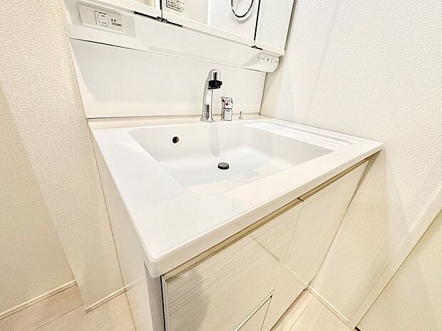 【その他設備(シャワー水栓)】ハンドシャワー付き!使いやすい洗面台。