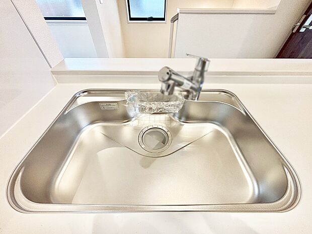 【その他設備(シンク)】広々としたシンクでお料理やお皿洗いもラクラク快適に！