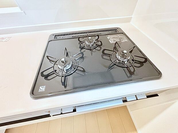 【その他設備(Siセンサーコンロ)】ガスコンロはSiセンサー搭載。火力調節や焦げ付き・消し忘れも防いでくれます。