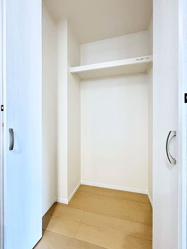 【その他設備(リビング収納)】リビング収納。ここに収納があると物が集まるLDKがスッキリ片付きそうですね。