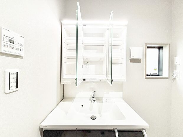 【その他設備(三面鏡裏収納)】三面鏡の裏に、化粧品や衛生用品などを収納可能。洗面台をすっきりと保ちます!