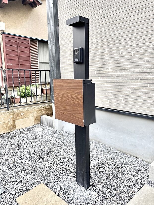 【その他現地】表札・インターホン・ポストをひとつに集約。エントランスになじむシンプルデザイン。