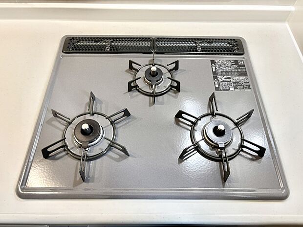 【その他設備(Siセンサーコンロ)】ガスコンロはSiセンサー搭載。火力調節や焦げ付き・消し忘れも防いでくれます。