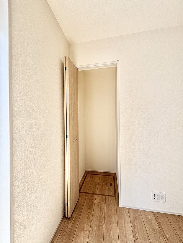 【その他設備(リビング収納)】リビング収納。ここに収納があると物が集まるLDKがスッキリ片付きそうですね。