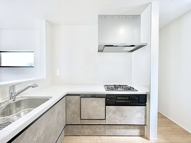 【キッチン】L字型だと料理するスペースも広々と使えます。コンパクトに動けてお料理ラクラク。