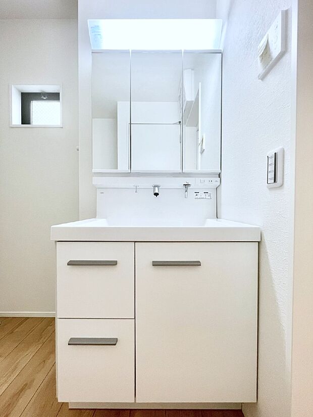 【洗面台・洗面所】大きく見やすい三面鏡で清潔感ある洗面台は、身だしなみチェックや肌のお手入れにおすすめです。