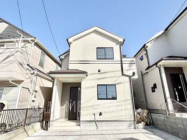 【現地外観写真】洗練された外観、上質な住空間が広がる室内は永く安心して過ごせる住居です。