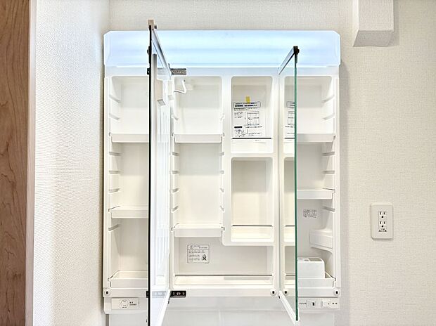 【その他設備(三面鏡裏収納)】三面鏡の裏に、化粧品や衛生用品などを収納可能。洗面台をすっきりと保ちます!