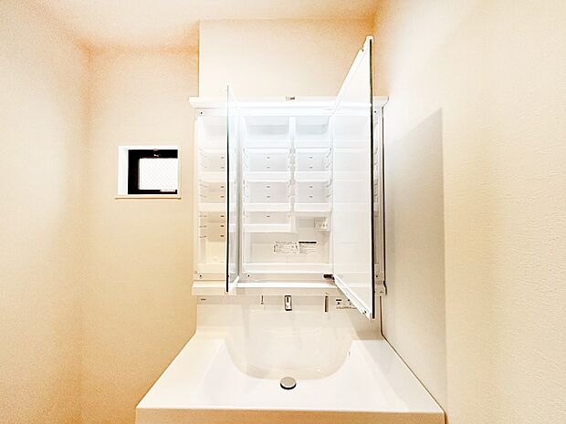 【その他設備(三面鏡裏収納)】三面鏡の裏に、化粧品や衛生用品などを収納可能。洗面台をすっきりと保ちます!