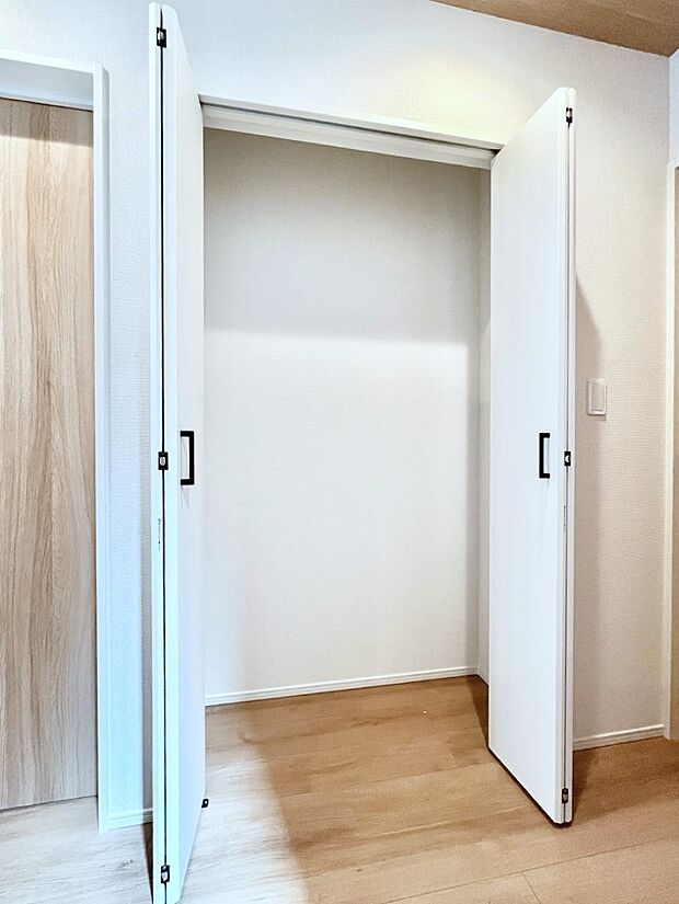 【その他設備(廊下収納)】廊下収納。掃除道具や季節の小物を収納することができます。