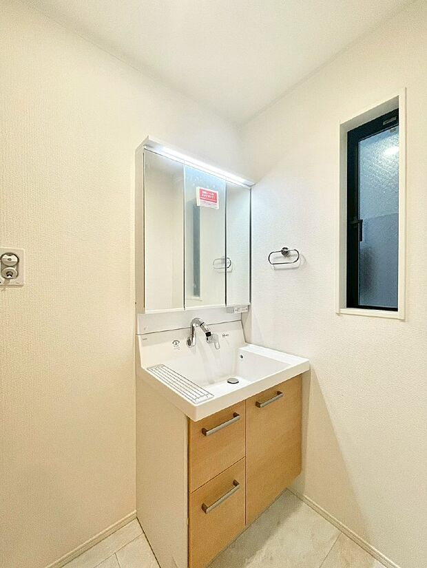 【洗面台・洗面所】大きく見やすい三面鏡で清潔感ある洗面台は、身だしなみチェックや肌のお手入れにおすすめです。