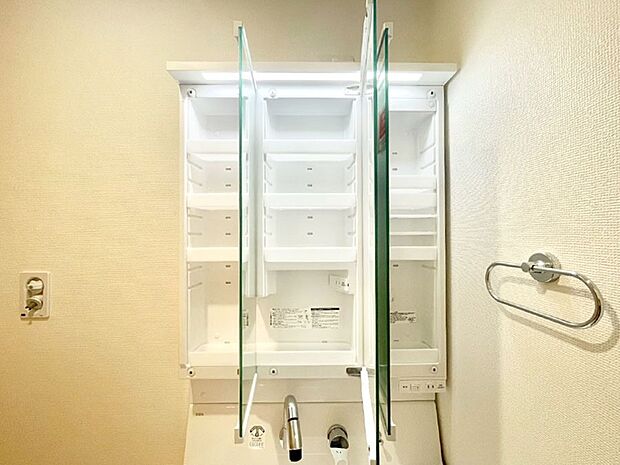 【その他設備(三面鏡裏収納)】三面鏡の裏に、化粧品や衛生用品などを収納可能。洗面台をすっきりと保ちます!