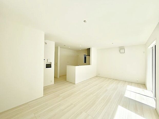 【ダイニング】シンプルなデザインなのでインテリアを考えるのも楽しみですね！