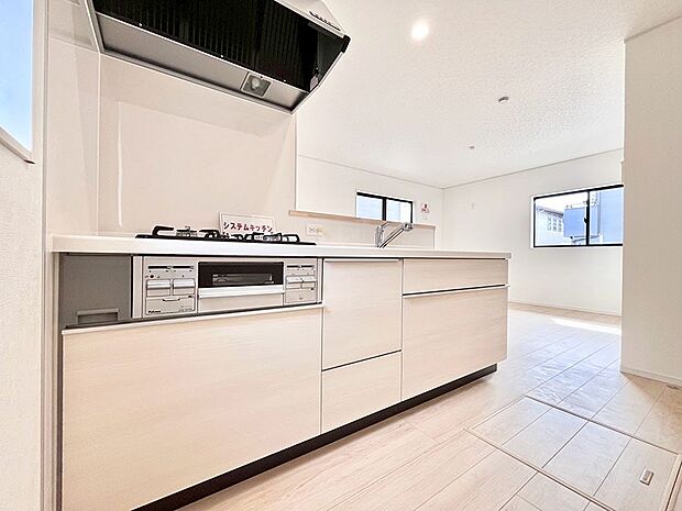 【ダイニングキッチン】料理をしながらでもご家族との会話を楽しめる対面キッチン