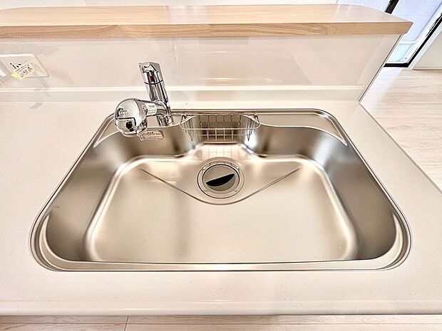 【その他設備(シンク)】広々としたシンクでお料理やお皿洗いもラクラク快適に！