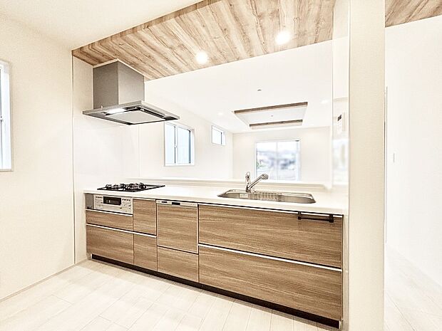 【キッチン】ゆとりあるキッチンではご家族と楽しくお料理ができます。