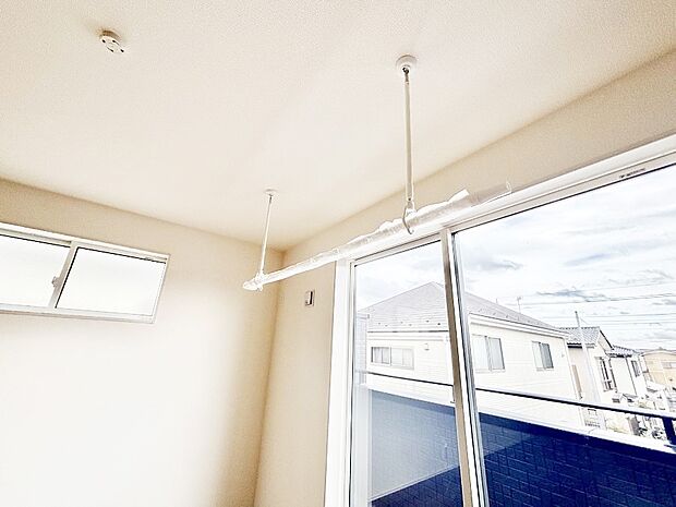 【その他設備(室内物干し)】室内物干しポール。梅雨や花粉の時期に大活躍します。