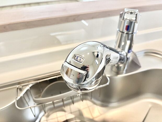 【その他設備(浄水器)】いつでも清潔なおいしいお水を。一つの水栓で水道水と浄水を使い分け。