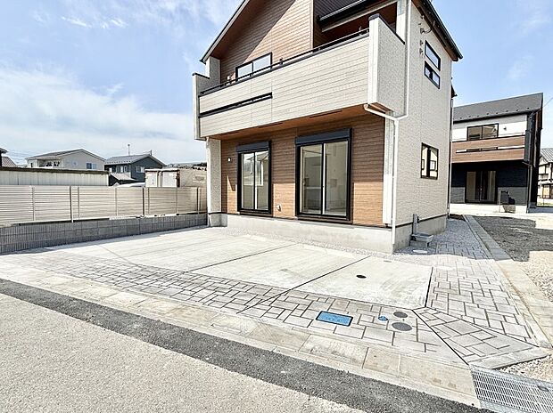 【玄関】住まいの顔を演出する、玄関ドア。 