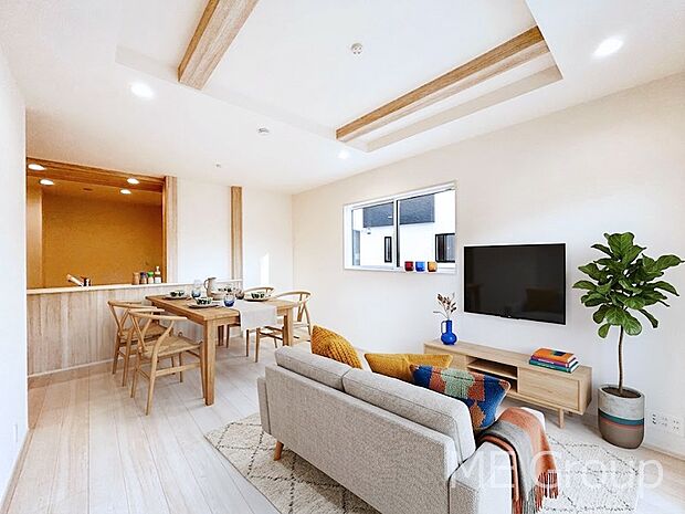 【リビング】ご家族の賑やかな話し声で包まれる明るいリビング  ※家具はCGです