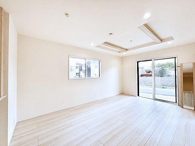 【ダイニング】折り上げ天井は立体的な奥行きがあるので、天井が広く見えて開放的な空間を演出できます。  