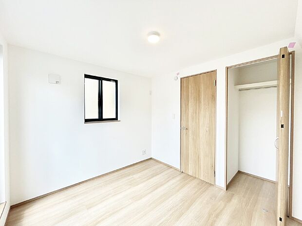 【洋室】やさしい光がさしこむ居室はしっかり収納付き