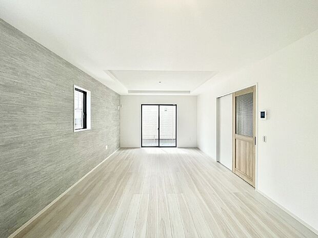 【リビングダイニング】大きな窓からたっぷりの陽光と風を感じられるリビング