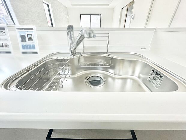 【その他設備(シンク)】広々としたシンクでお料理やお皿洗いもラクラク快適に!